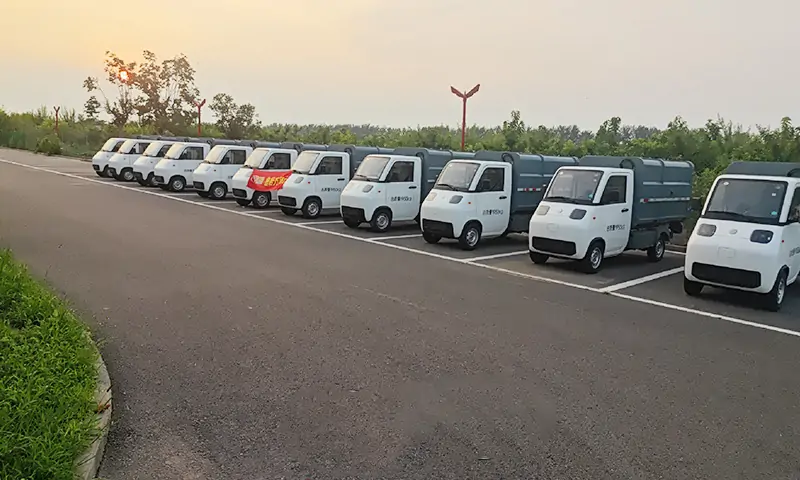 純電動垃圾車到貨客戶現(xiàn)場 助力城市環(huán)境衛(wèi)生建設