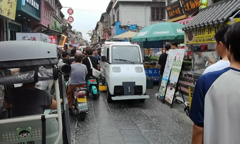 新能源洗掃車現(xiàn)場實拍：助力城市環(huán)衛(wèi)，打造綠色環(huán)保新標桿