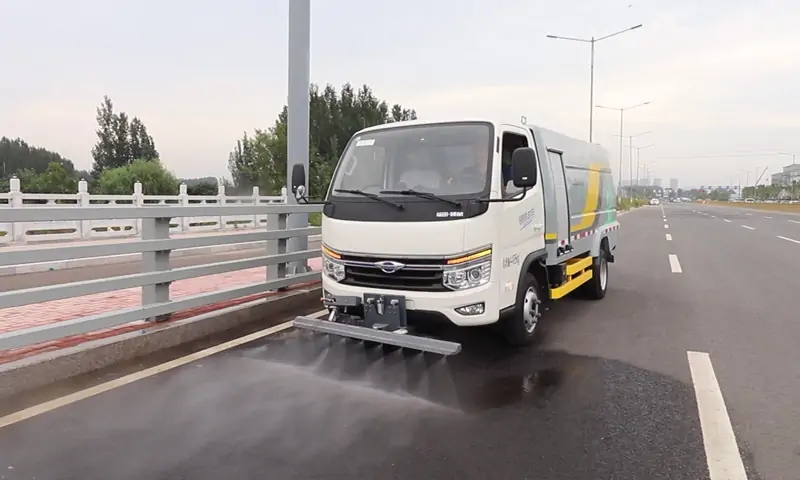 新能源路面養(yǎng)護車——讓城市清潔更智能、更高效