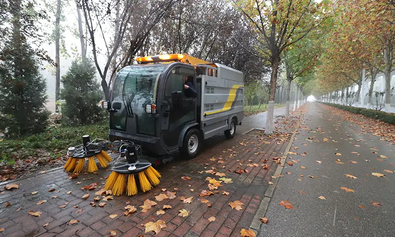 純電動(dòng)樹葉收集車：高效環(huán)保的城市“清潔衛(wèi)士”